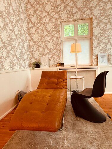 Liege und Sitzplatz im Praxisraum